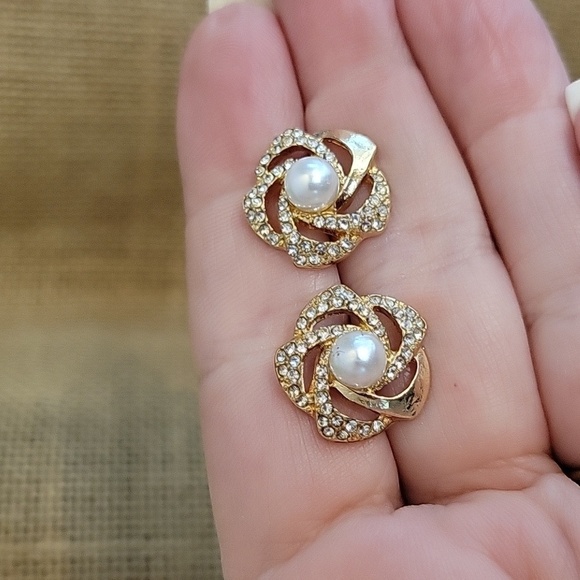 🔥LAST PAIR🔥 PEARL SHIMMER SWIRL STUD EARRINGS - Picture 4 of 8